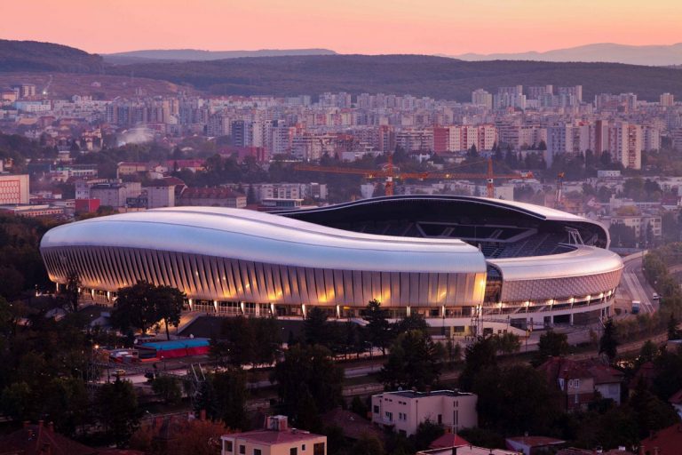 320 de persoane au sfidat măsurile anti-COVID la o petrecere uriașă din incinta Cluj Arena. Ce măsuri au luat autoritățile
