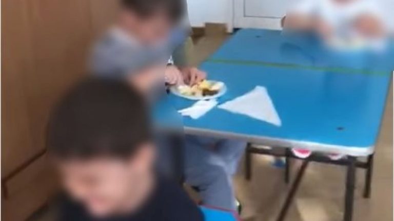 O educatoare din Fetești s-a filmat lovind un copil și a trimis clipul, din greșeală, părinților