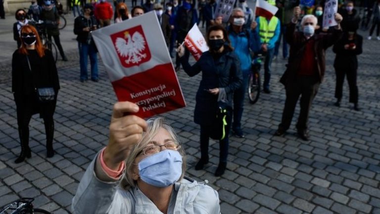 Polonia reintroduce orele speciale pentru persoanele în vârstă în magazine