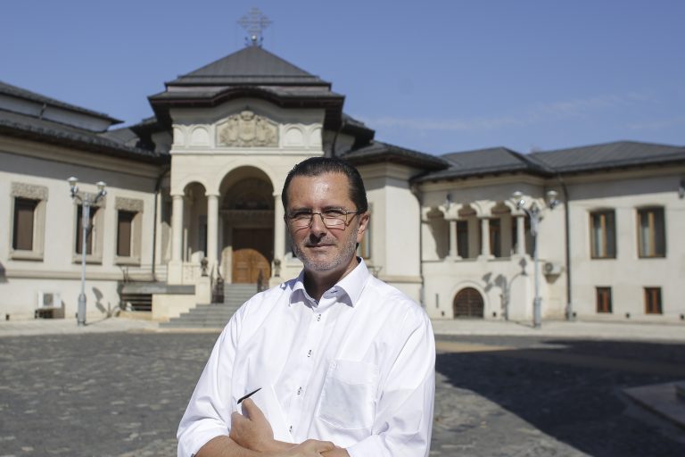 Vasile Bănescu: A reflecta la Naşterea lui Hristos nu e chiar totuna cu a vâna reduceri. Vine Crăciunul, nu apocalipsa