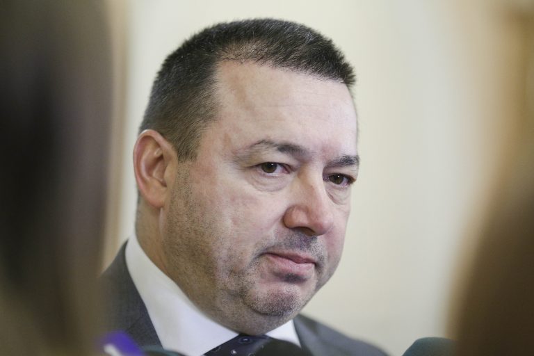“Mitralieră”, pe noi culmi ale delirului: Masca produce modificări cerebrale. Noi, românii, suntem o naţie mai altfel