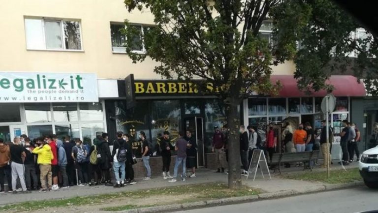 Iași: Zeci de tineri s-au înghesuit la deschiderea unui magazin cu produse din canabis