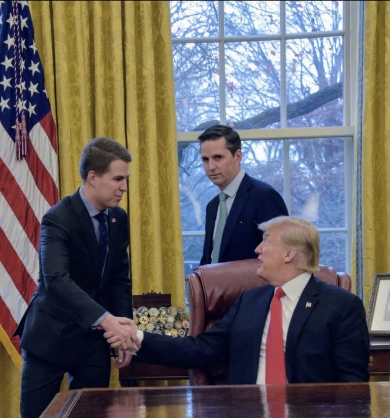 Anonimul “de rang înalt” care l-a torpilat pe Trump, într-un editorial publicat de New York Times, şi-a dezvăluit identitatea