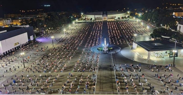 FOTO Doar 4.500 de credincioși au participat la pelerinajul de la Fatima, organizat după reguli foarte stricte din cauza pandemiei