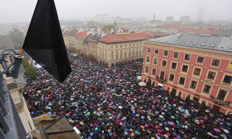 Proteste ample în Polonia împotriva interzicerii aproape totale a avorturilor – VIDEO