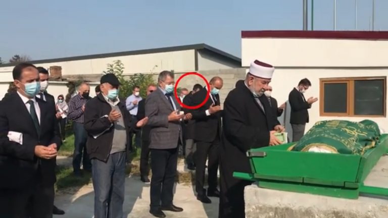 Scandal cu oficiali ai Ambasadei Turciei, la o înmormântare. Jurnalişti anti-Erdogan, evacuaţi ca „terorişti căutaţi” – VIDEO