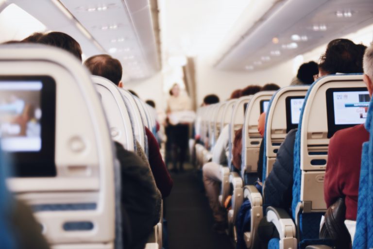 Pentagon: Riscul de a lua coronavirus în urma unui zbor cu avionul, extrem de scăzut