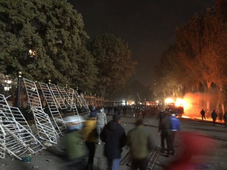VIDEO | Răscoală la Bișkek. Președintele Kîrgîzstanului, eliberat din închisoare de manifestanți