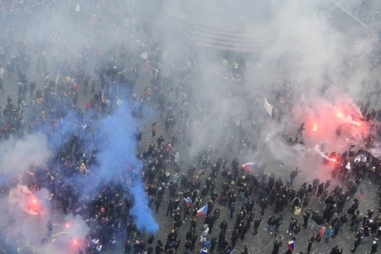VIDEO | Proteste violente la Praga împotriva restricțiilor. Poliția a folosit tunurile cu apă