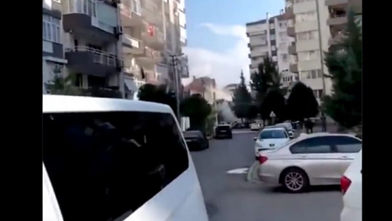 VIDEO | Panică pe străzile din Izmir după cutremurul puternic. Momentul în care un bloc se prăbușește sub privirile îngrozite ale oamenilor
