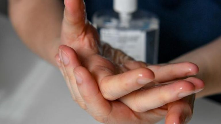 Virusul SARS-CoV-2 rezistă pe piele de cinci ori mai mult decât cel gripal – studiu japonez