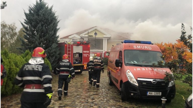 Fostul palat al lui Irinel Columbeanu din Izvorani arde din temelii. Cui aparține acum proprietatea
