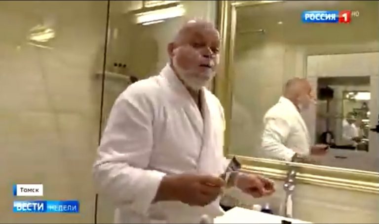 VIDEO | „Gâdea” de la Kremlin, show propagandistic în presupusa cameră în care a fost otrăvit Navalnîi. A petrecut o noapte în hotel ca să demonstreze că totul este un complot împotriva Rusiei