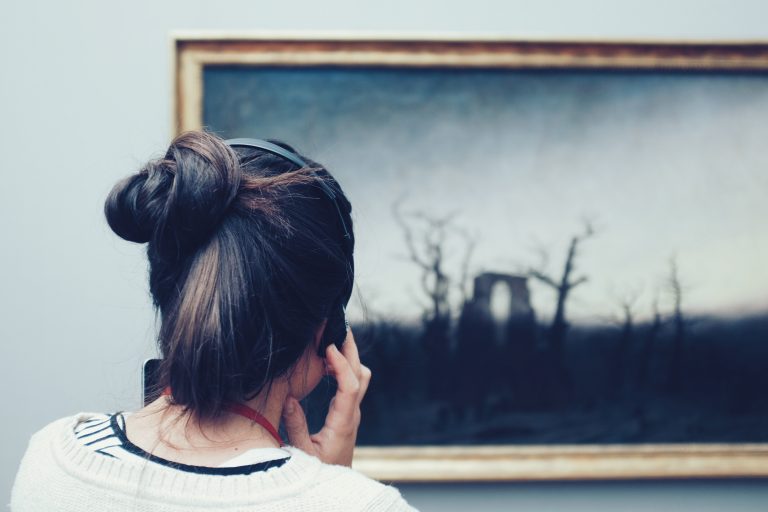 Adepți ai teoriei conspirației au vandalizat cel puțin 70 de artefacte și opere din galerii berlineze