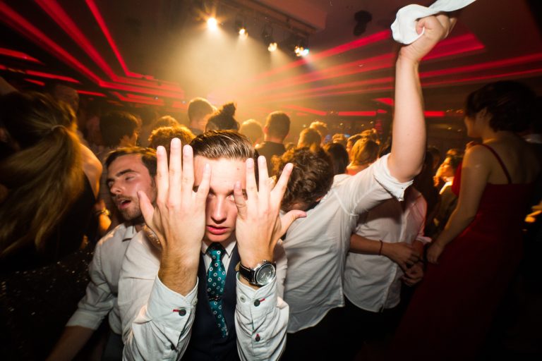 Comerț „creativ”: Studenți americani, suspectați că s-au îmbolnăvit intenționat de COVID-19, pentru a-și vinde apoi plasma
