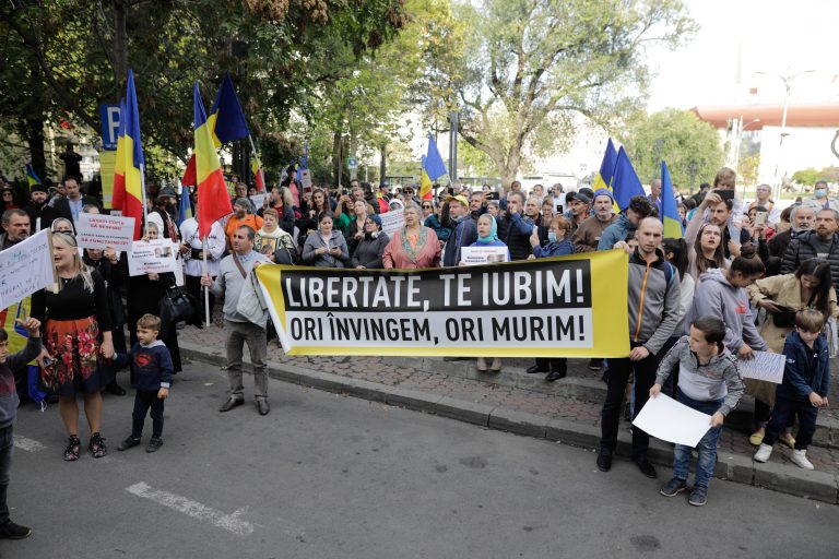 FOTO VIDEO | Protest în Piața Universității față de obligativitatea purtării măștii și restricțiile impuse de Guvern