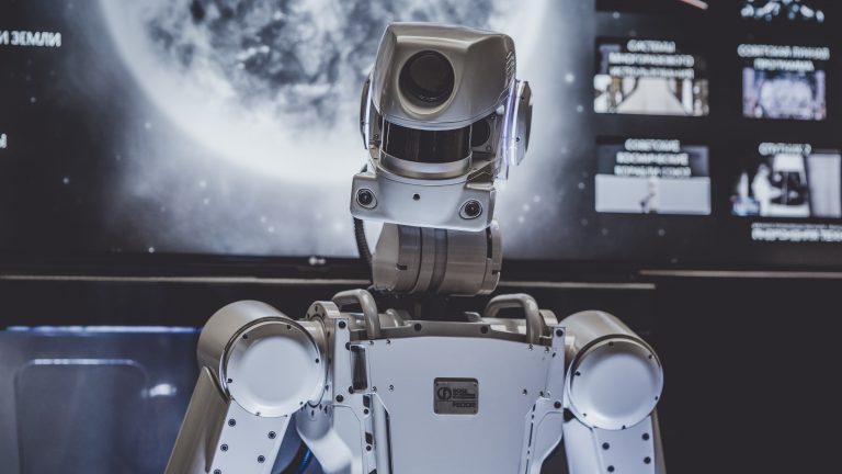 Efect al pandemiei: Roboții vor elimina 85 de milioane de locuri de muncă
