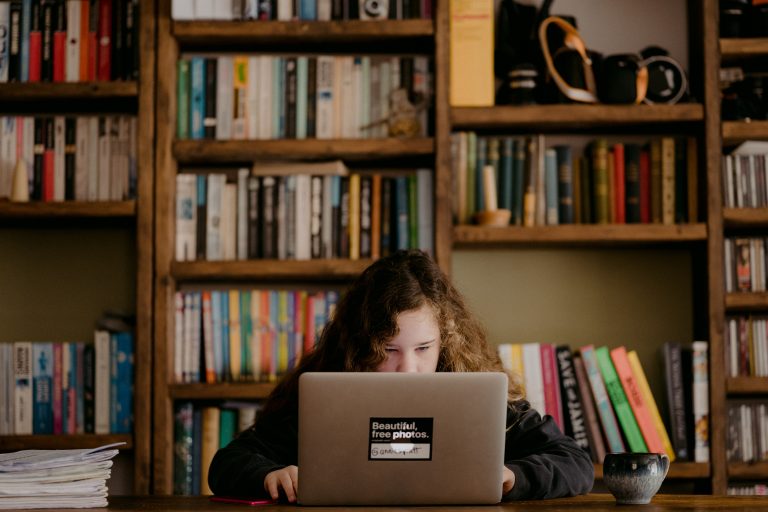 Salvați Copiii România: Peste un sfert dintre copii nu au acces la educația online