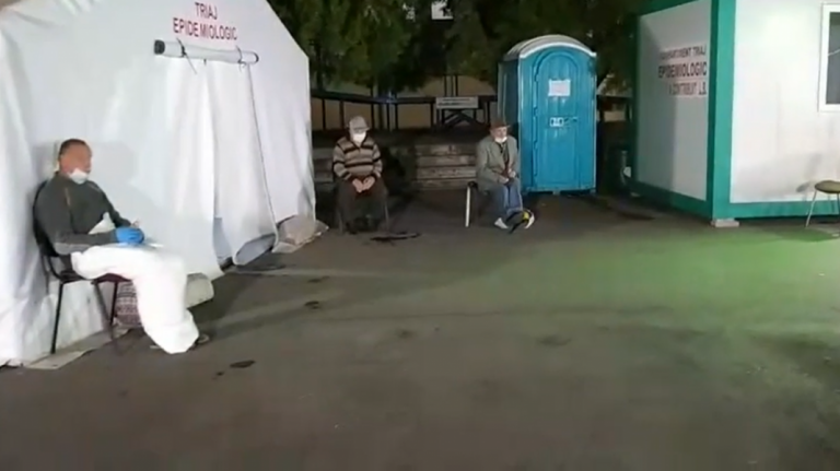 VIDEO | Imagini incredibile la Spitalul Județean Neamț: pacienți tratați sub cerul liber, în curtea spitalului. Analizele, efectuate tot afară