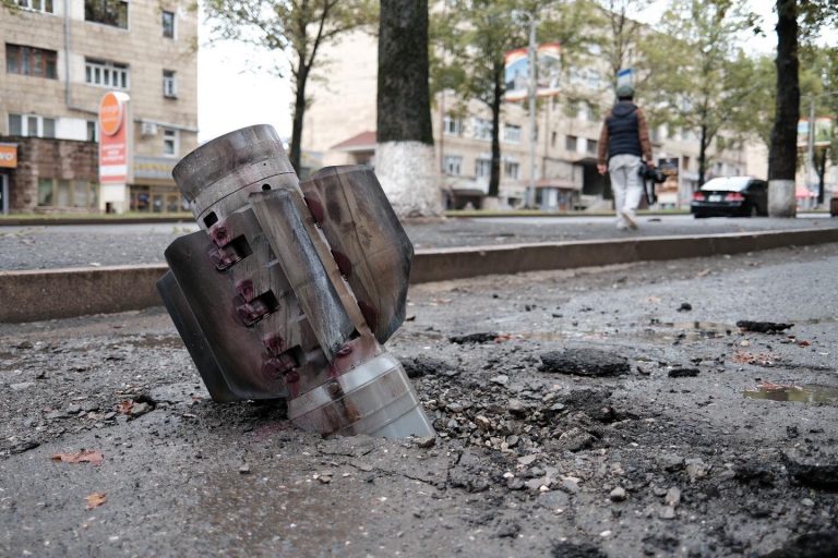 Bombardamentele continuă. Jumătate din populaţia Nagorno-Karabahului, strămutată de luptele cu Azerbaidjanul