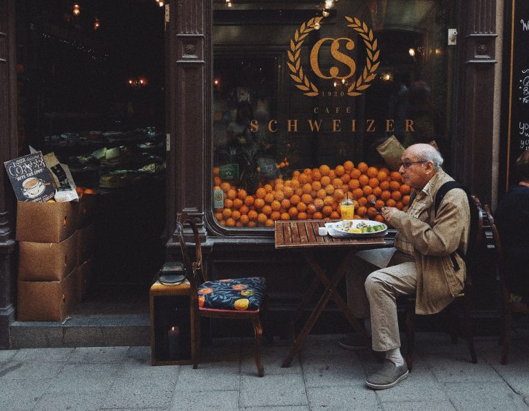 Suedia le recomandă bătrânilor să nu se mai izoleze, chiar dacă infectările sunt în creştere