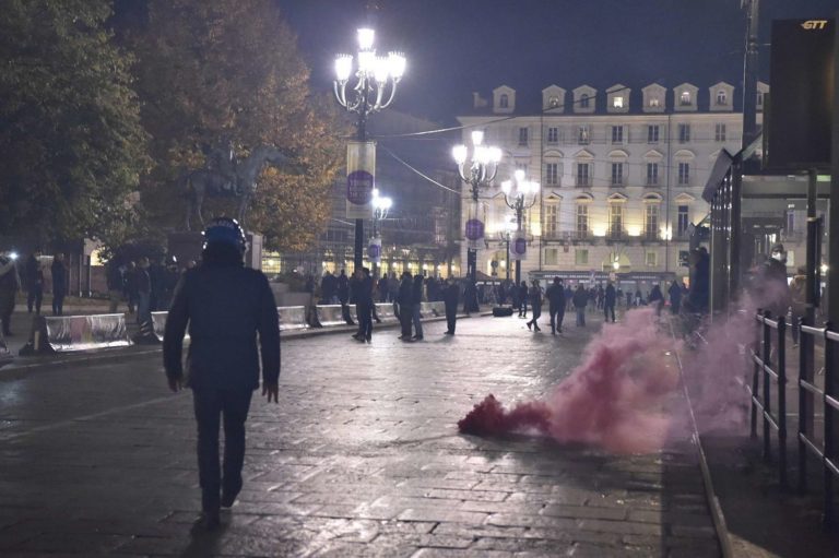 VIDEO | Restricțiile anti-COVID transformă mai multe orașe italiene în ringuri de gherilă urbană