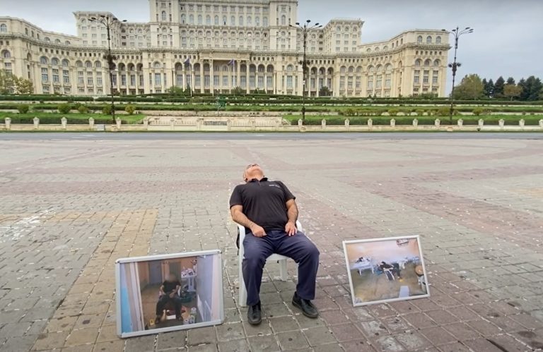 VIDEO | Protest al unui ziarist turc în Piața Constituției pentru a atrage atenția asupra situației deținuților politici din Turcia