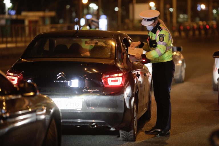 Un șofer nonagenar a tras pe dreapta și a cerut ajutorul polițiștilor pentru că nu-și mai amintea drumul spre casă