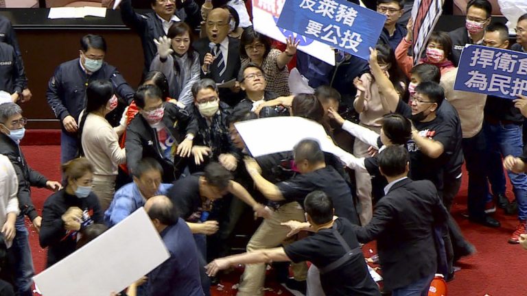 VIDEO | Bătăi cu măruntaie de porc, în Parlamentul taiwanez, între reprezentanții puterii și cei ai opoziției