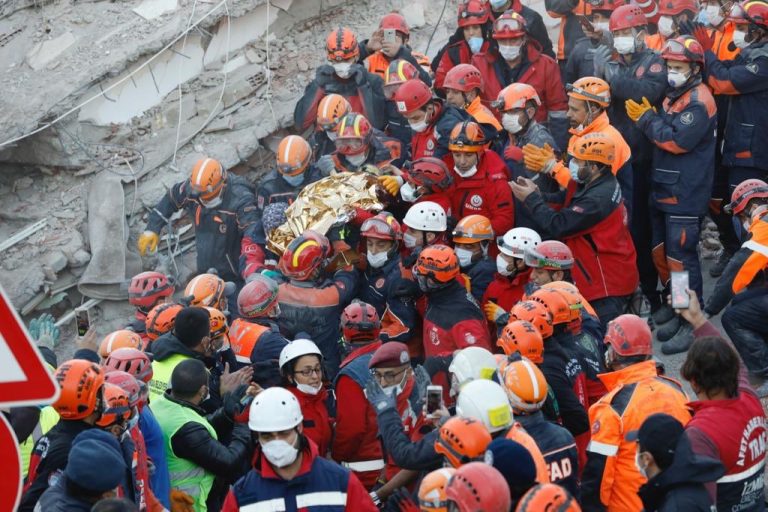 FOTO | O fetiță de 3 ani din Turcia, salvată după ce a petrecut 65 de ore sub dărâmături