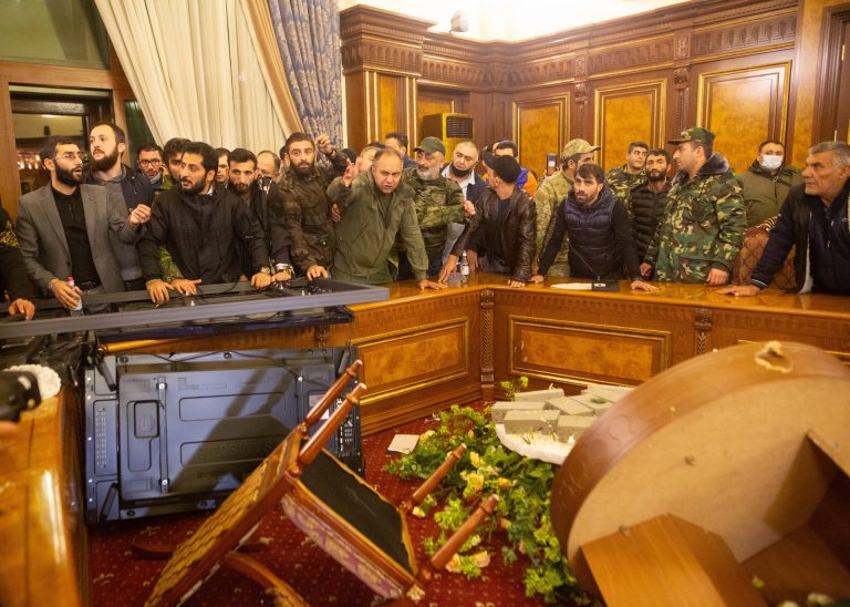 VIDEO | Răscoală în Parlamentul Armeniei, în timp ce Putin trimite 2.000 de militari ca să mențină pacea în Nagorno-Karabah