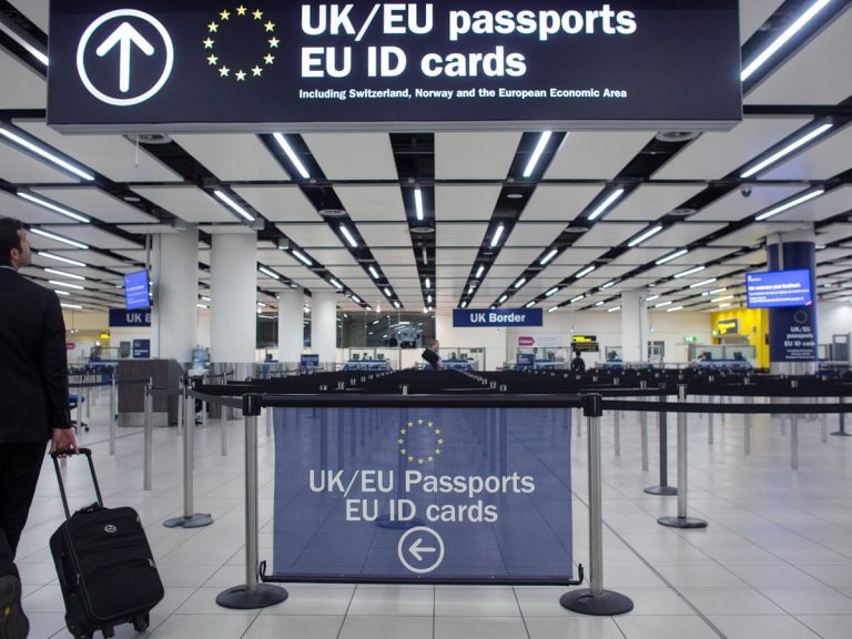 Travellers to the UK: Passport e-gates are down