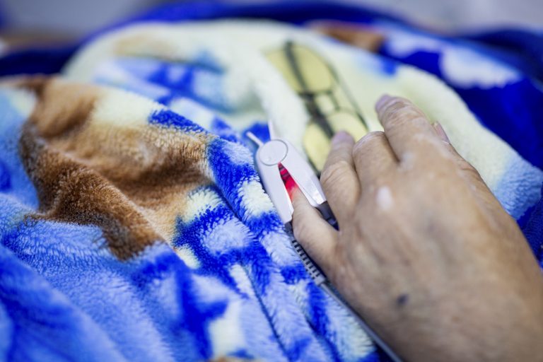 Peste 7.000 de noi cazuri și peste 110 decese, inclusiv al unui băieţel de 3 ani