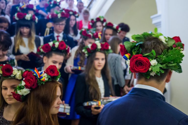 Se pot duce flori şi mărţişoare la şcoală? Precizările ministrului Educaţiei