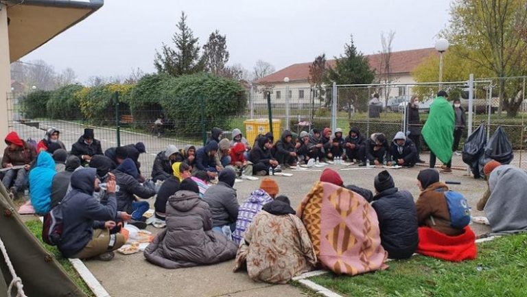 Refugiați din Afganistan și Pakistan, obligați să doarmă în stradă, la Timișoara