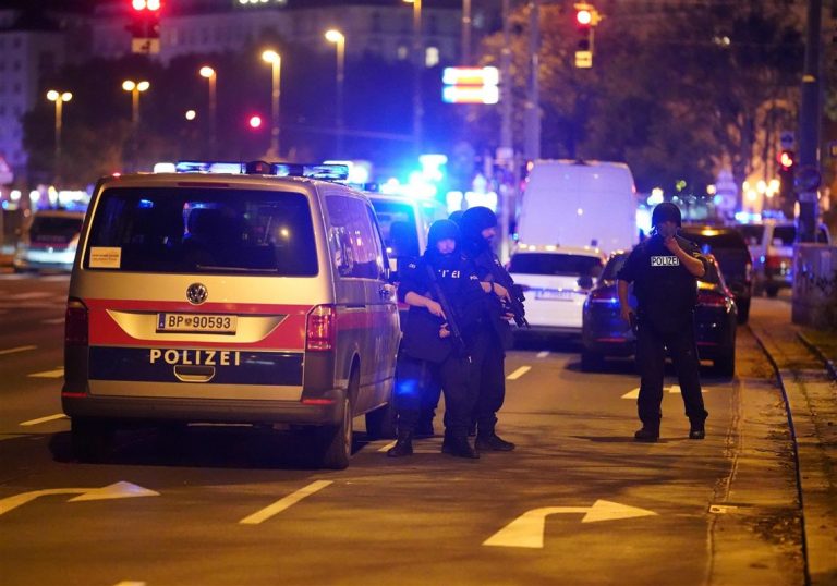 VIDEO | Atacul terorist din Viena: 4 persoane ucise, 22 de răniți și 14 arestări