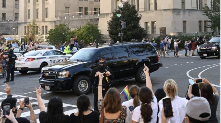 Semne obscene și huiduieli la adresa lui Trump, când s-a întors la Casa Albă – VIDEO