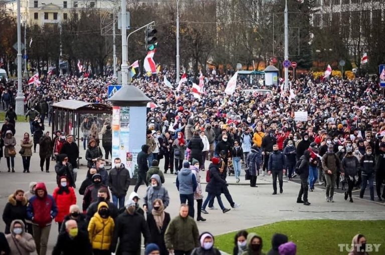 FOTO-VIDEO | Zeci de mii de oameni au ieșit pe străzi în Belarus, sfidând avertismentele şi grenadele forțelor de ordine