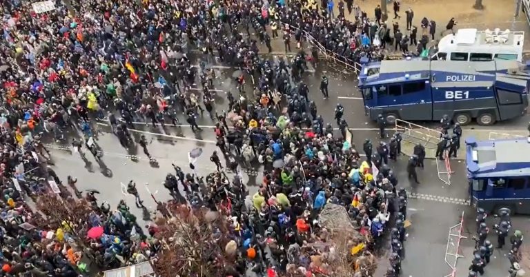 VIDEO | Protest masiv la Berlin împotriva unei legi care va acorda puteri sporite guvernului în combaterea epidemiei