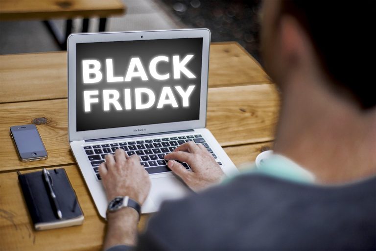 Cumpărăturile online de Black Friday au atins un nivel-record în SUA. Traficul în magazine s-a prăbușit