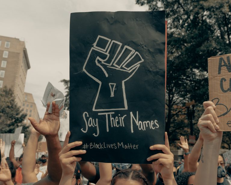 Discursul anti-socialist, rețeta de succes prin care Trump i-a câștigat pe alegătorii hispanici din Florina. „Toată lumea ştie cine sunt Black Lives Matter şi ce au provocat”