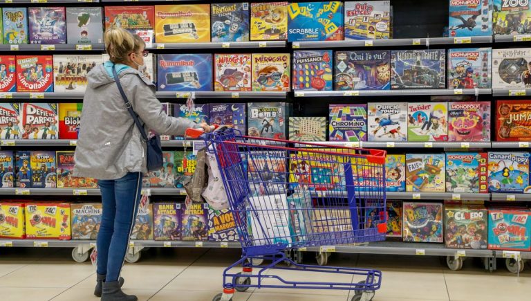 Interzis la produsele neesențiale în supermarketurile din Franța. Decizia va favoriza Amazon, critică reprezentanții comerciali