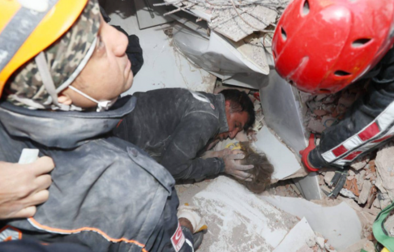 Miracol în Izmir: Fetiţă de patru ani, scoasă vie de sub dărâmături la 91 de ore de la cutremur – VIDEO