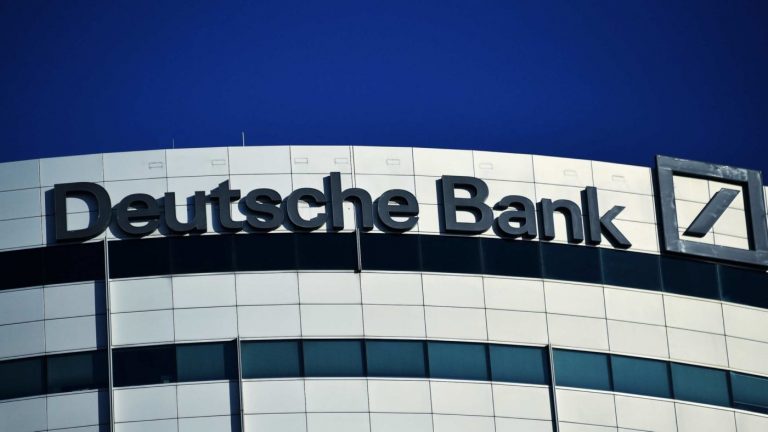 Deutsche Bank, propunere controversată: Angajaţii care vor lucra de acasă după pandemie ar trebui taxaţi, pentru a finanţa susţinerea lucrătorilor cu salarii mici