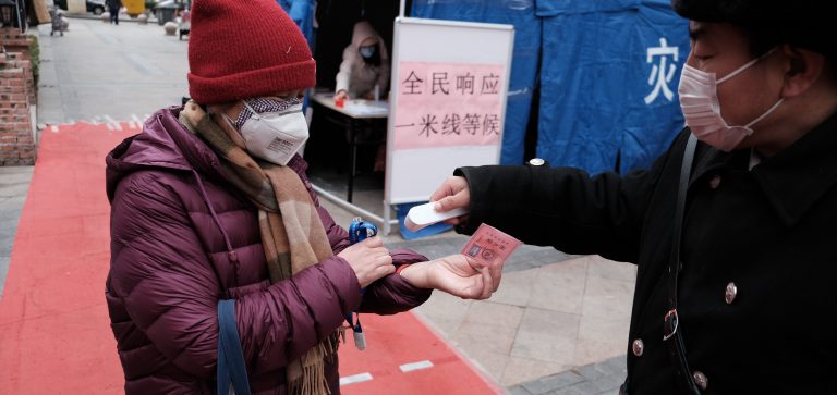 Vaccinuri cu eficiență nedovedită, testate la scară largă pe populație în China. Au apărut și samsarii de vaccinuri