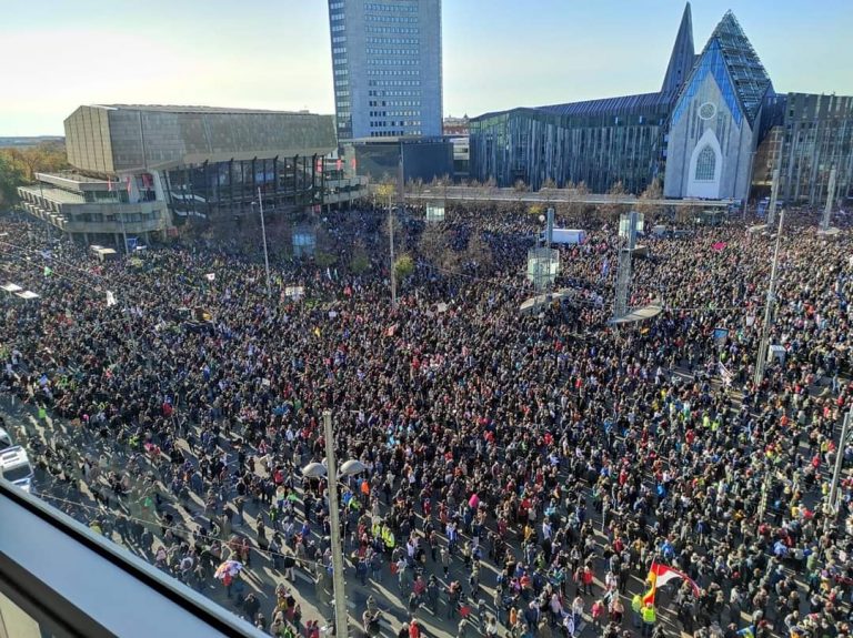 VIDEO | Protestul masiv anti-restricții din Leipzig a degenerat în violențe. Steaguri ale Reich-ului, depistate în mulțime