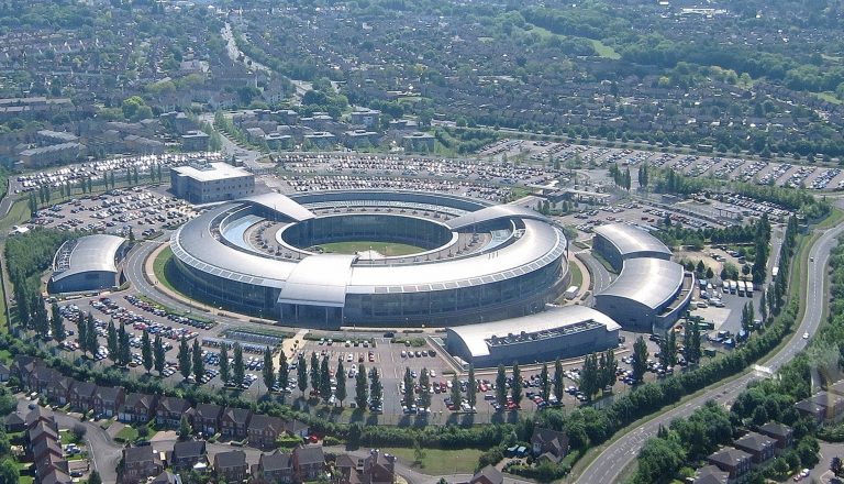Vaccinul anti-COVID, câmp de luptă între spionajul britanic și propaganda rusă. „Oamenii au dreptul să spună porcării online”