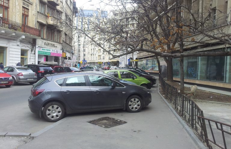 Mașinile parcate pe trotuar vor putea fi ridicate. Legea a fost promulgată