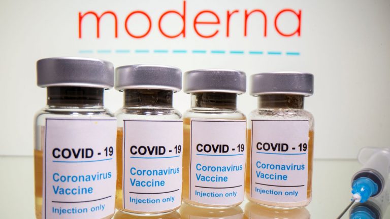 Un vaccin combinat de la Moderna, care vizează COVID-19 şi gripa, se dovedeşte eficient într-un studiu în fază iniţială