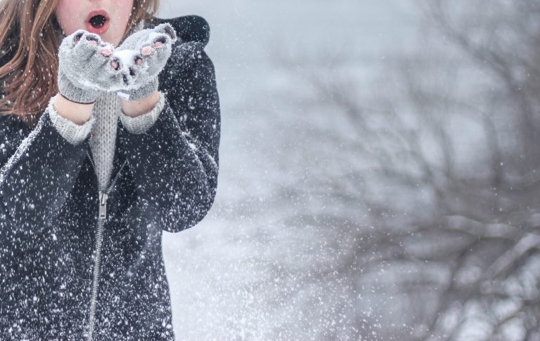 Meteorologii anunţă ninsori, polei, vânt şi scăderea temperaturilor. Regiunile afectate
